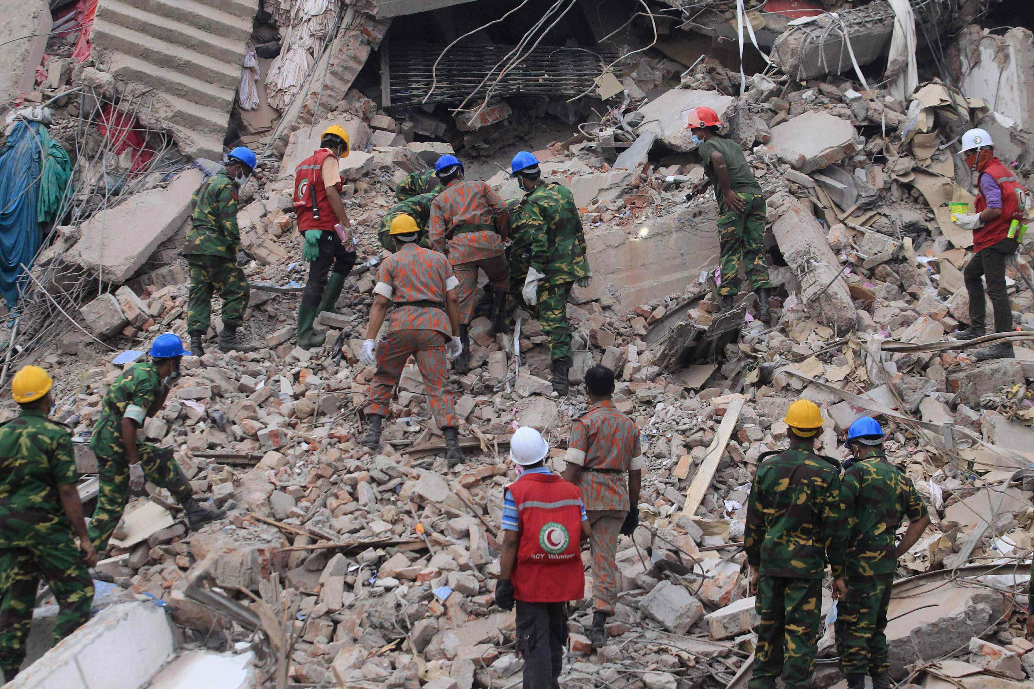 Σχεδόν 400 νεκροί και 600 αγνοούμενοι απο την κατάρρευση του κτιρίου στο Μπανγκλαντές