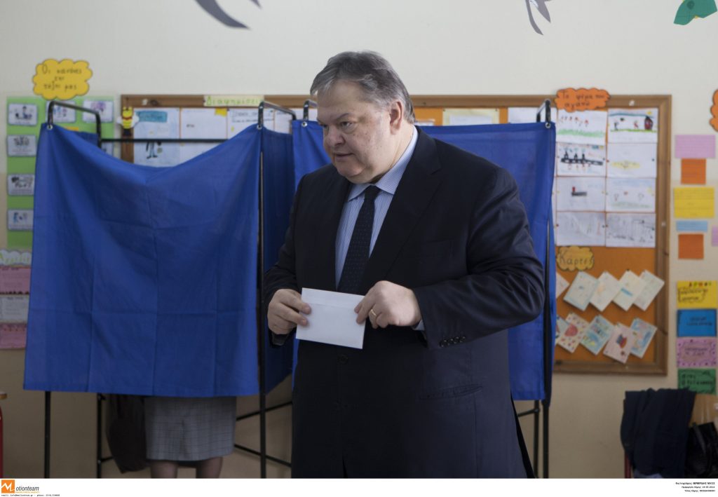 Εκλογές 2014: Έπεσε η κουρτίνα του παραβάν ενώ ψήφιζε ο Βενιζέλος