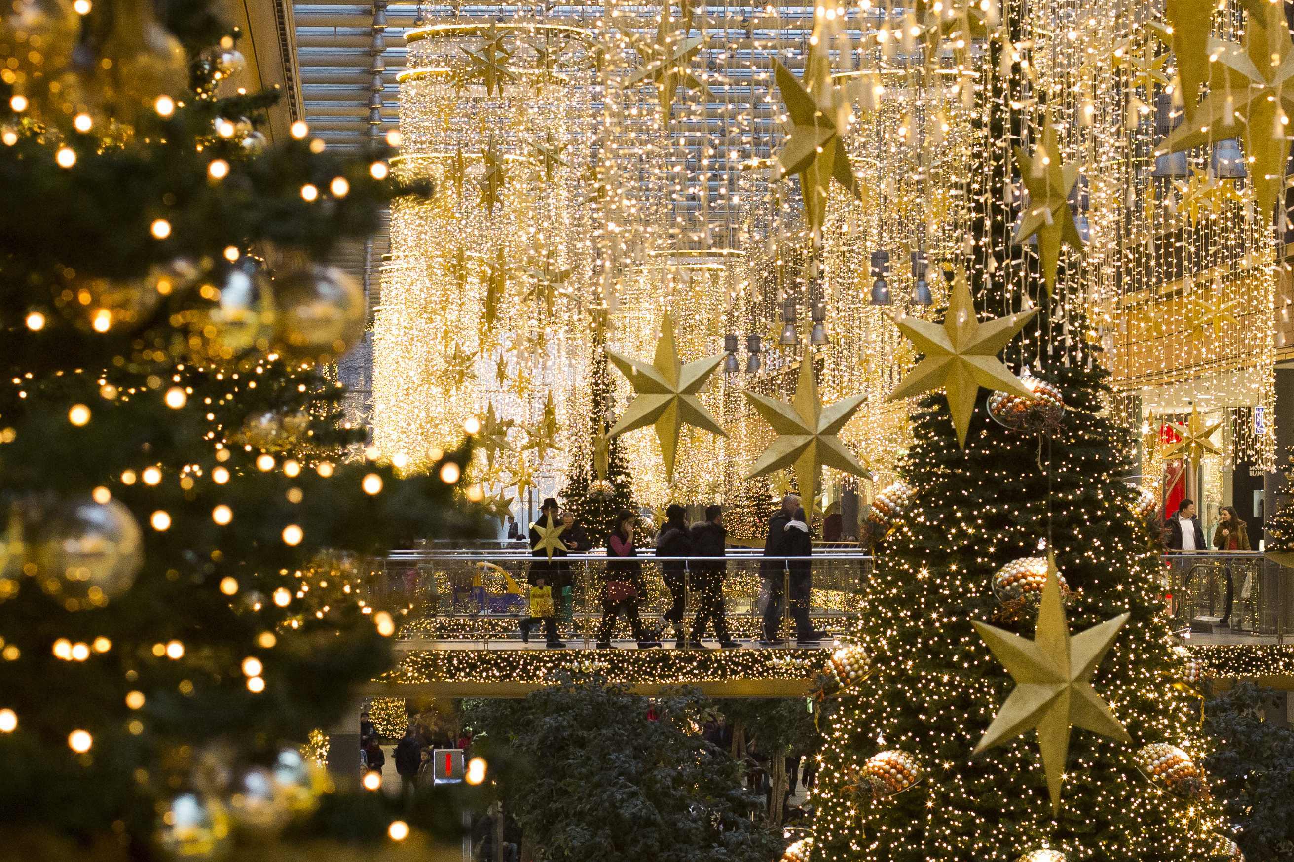 Christmas celebration. Новогоднее убранство европейских городов. Украшение елки в Европе. Новогодний декор Европы. Украшение новогодней елки Европы.