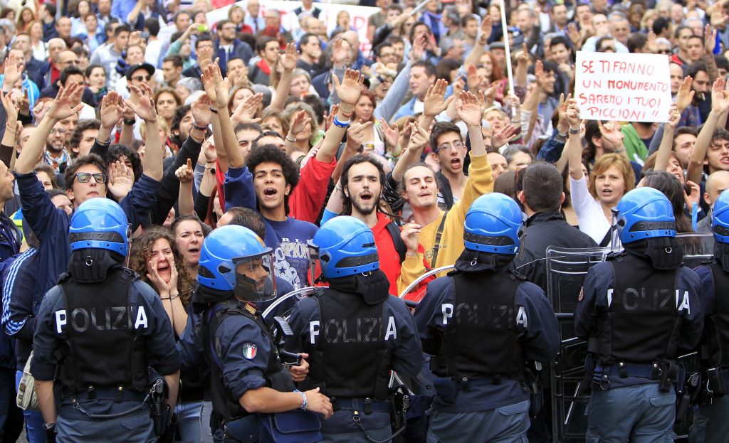 “Πρέπει να πας φυλακή” φώναζαν διαδηλωτές στον Μπερλουσκόνι
