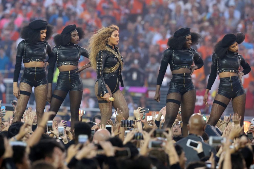 Super Bowl: Απίστευτη εμφάνιση Beyonce – Το ηχηρό μήνυμα για τις δολοφονίες μαύρων από αστυνομικούς