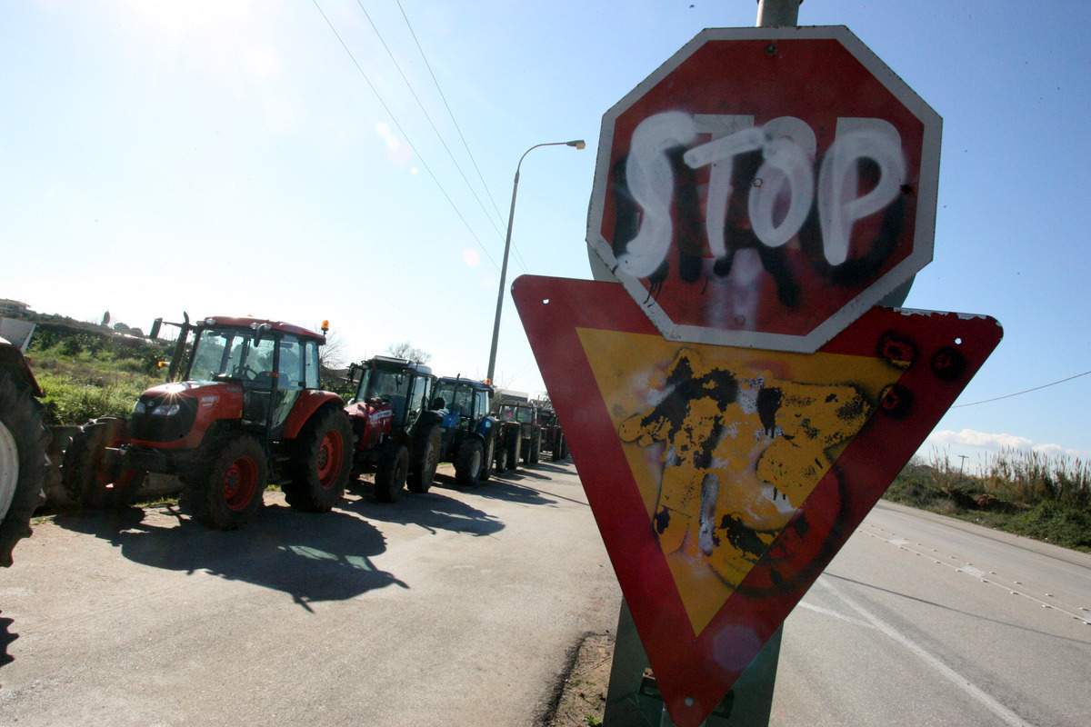 Όλη η Ελλάδα ένα μπλόκο – Σε θέση μάχης οι αγρότες – Κλειστοί δρόμοι και τελωνεία