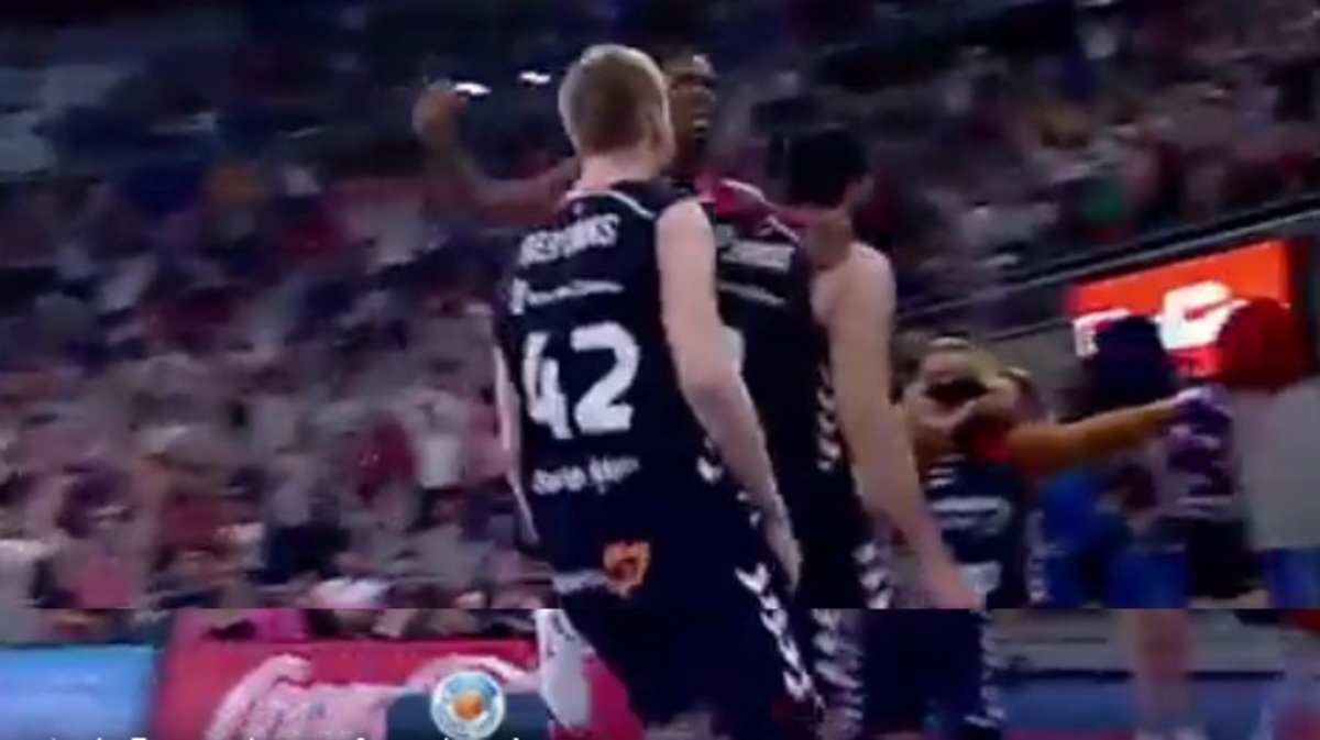 ΣΥΓΚΛΟΝΙΣΤΙΚΟΣ! Απίστευτο buzzer beater απ’τον Μπουρούση (VIDEO)