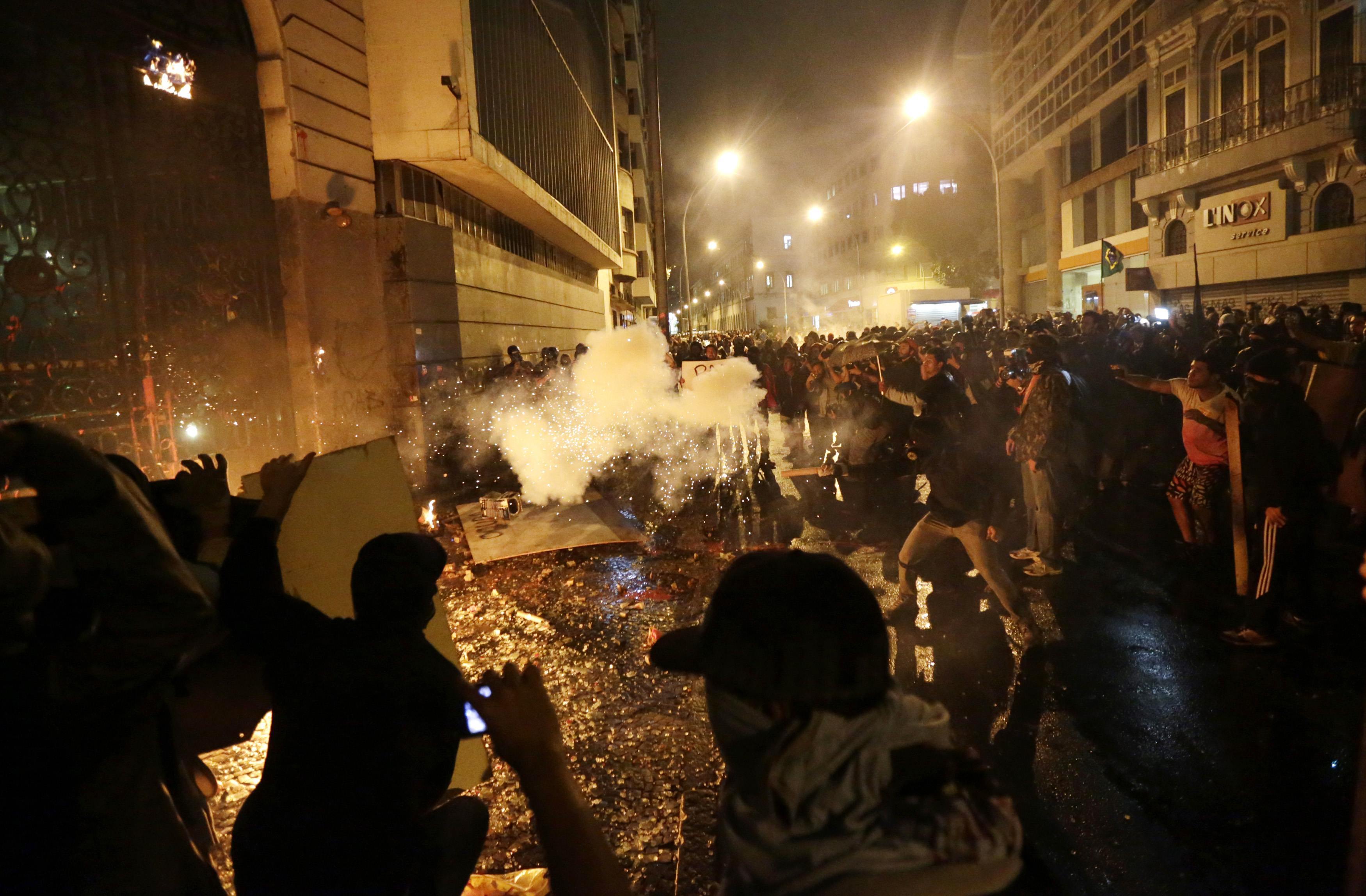 Νύχτα… κόλαση στη Βραζιλία με σοβαρά επεισόδια σε διαδήλωση εκπαιδευτικών (ΦΩΤΟ και VIDEO)