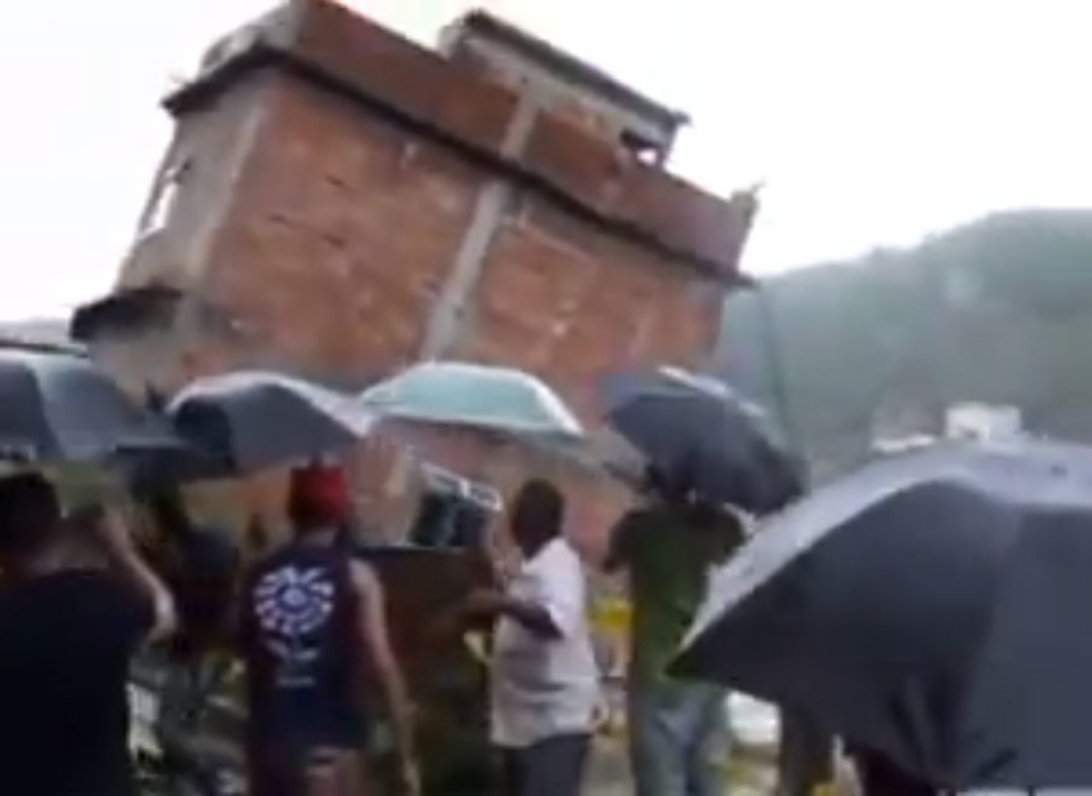 Συγκλονιστικό video: Είδαν τη γη να καταπίνει το σπίτι τους