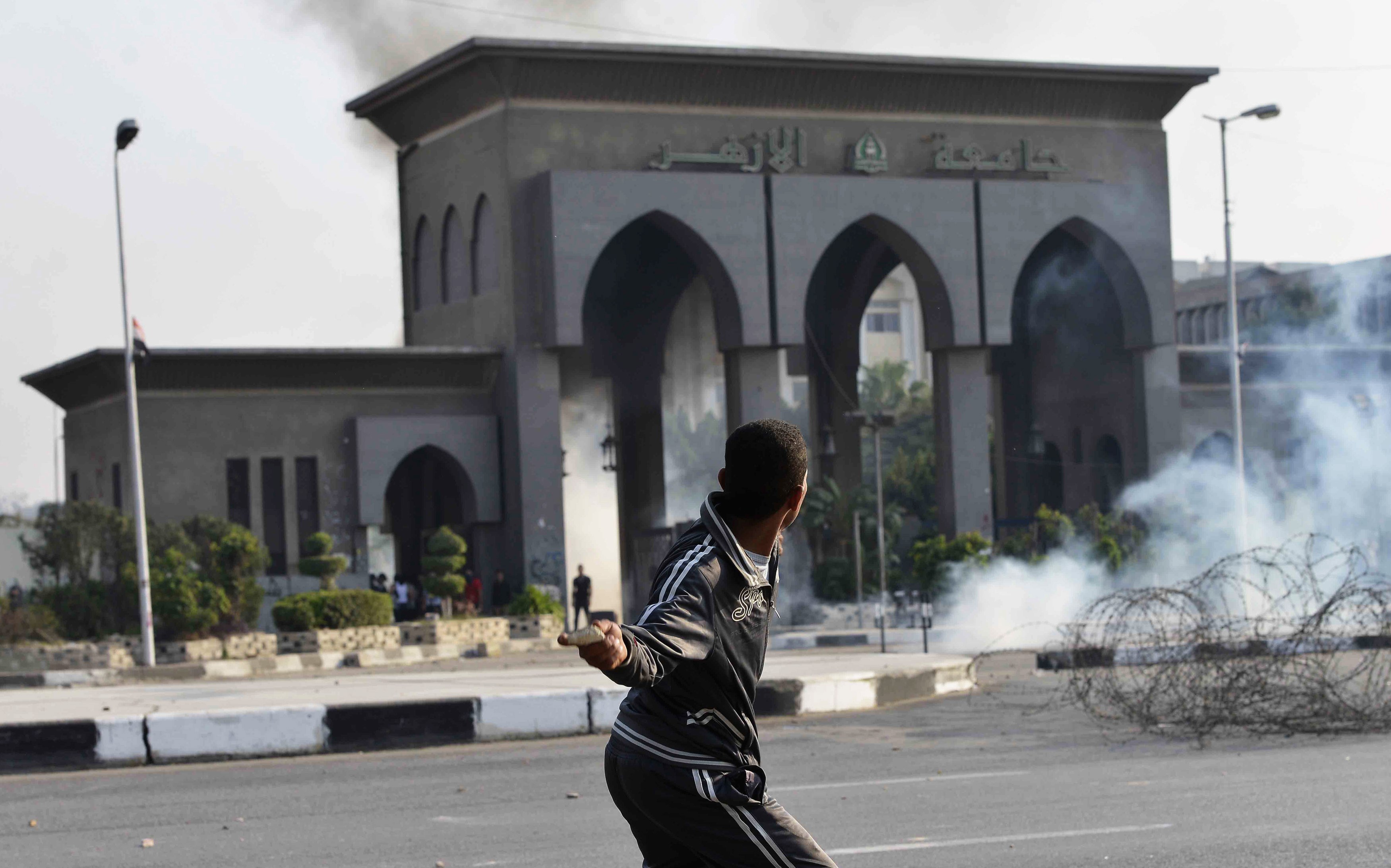 Φοιτητές εισέβαλαν σε πανεπιστήμιο του Καΐρου διαμαρτυρόμενοι για την ανατροπή του Μόρσι (VIDEO)