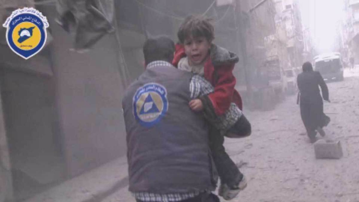Συγκλονιστικά βίντεο: Παιδιά ουρλιάζουν για τη μητέρα τους μετά από βομβαρδισμό στη Συρία