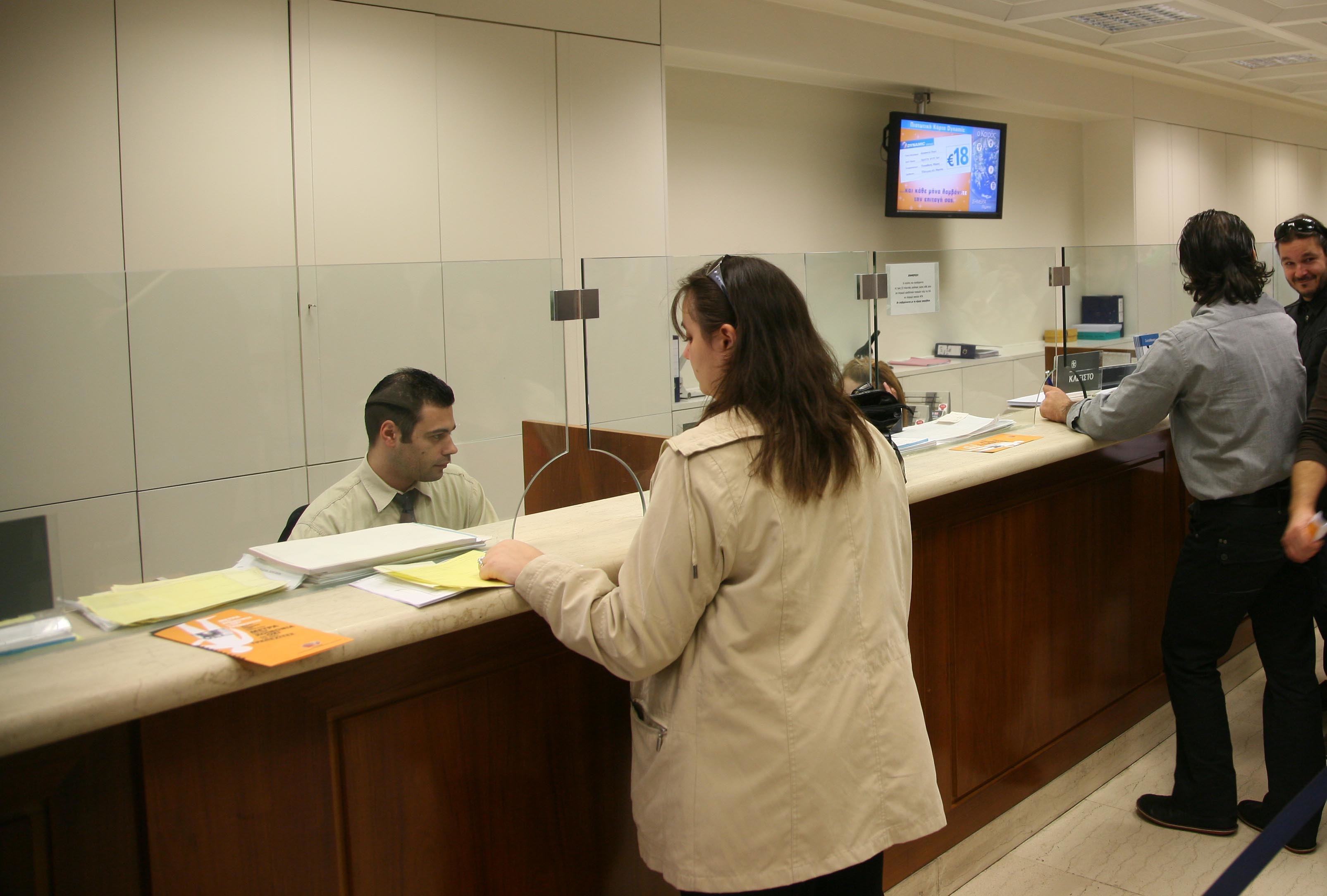 Πιστώνεται η προκαταβολή σύνταξης στους δημοσίους υπαλλήλους που αποχώρησαν μετά το Μάρτιο