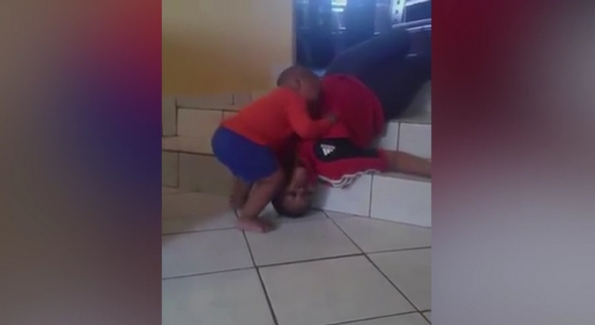 Σοκαριστικό βίντεο! Νήπιο προσπαθεί να ξυπνήσει τη “νεκρή” θεία του
