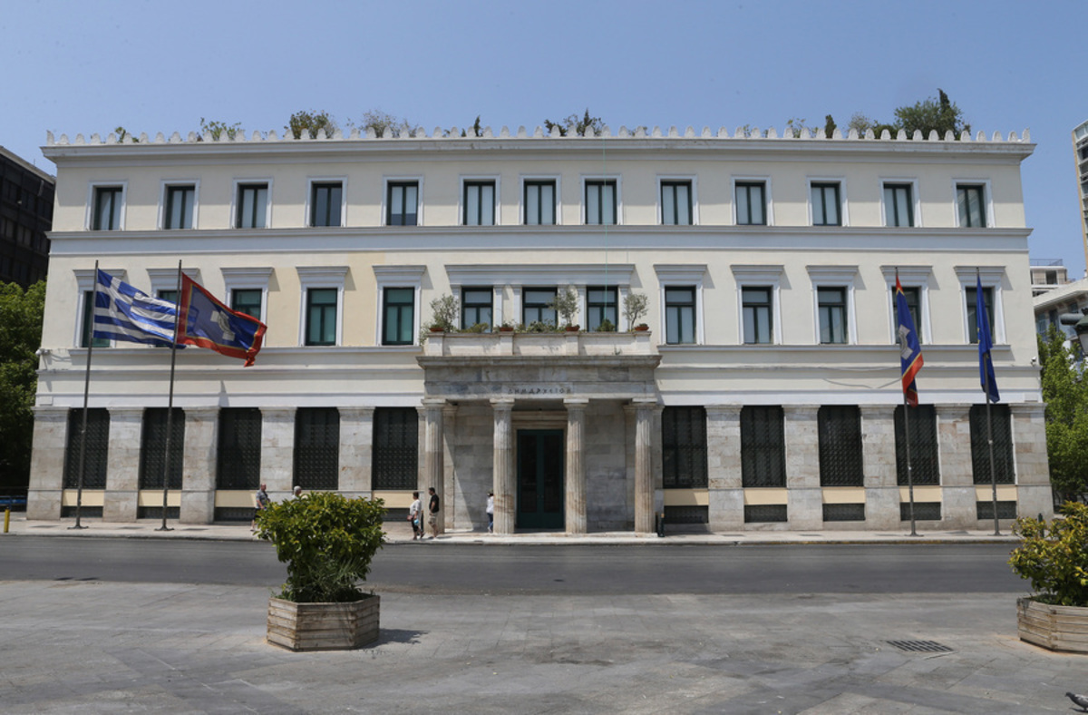 Στα χρώματα της γερμανικής σημαίας το δημαρχείο της Αθήνας