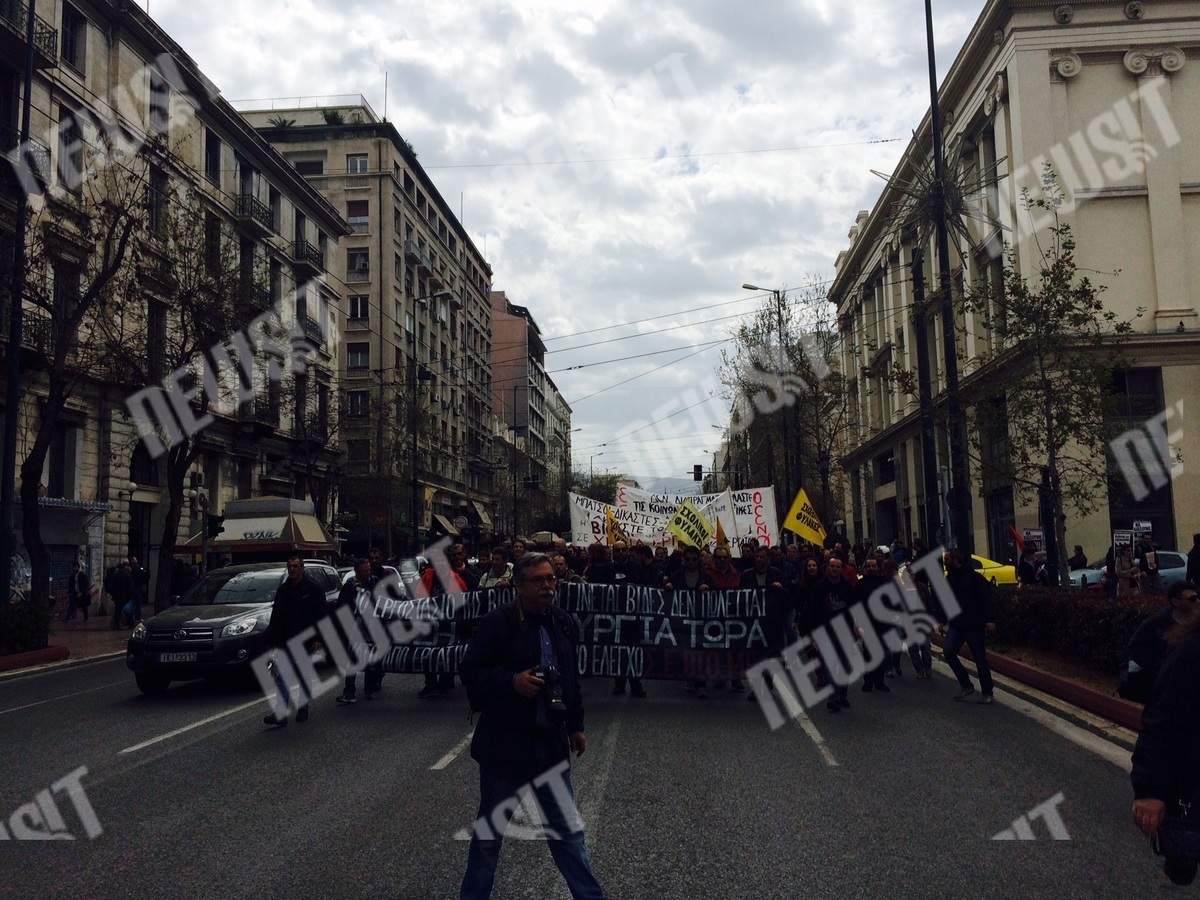 Διαμαρτυρία απολυμένων δημοσίων υπαλλήλων – Ζητούν να επιστρέψουν στις δουλειές τους