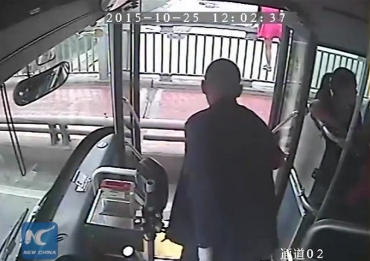 Η δραματική στιγμή που οδηγός λεωφορείου σώζει γυναίκα λίγο πριν αυτοκτονήσει (ΒΙΝΤΕΟ)