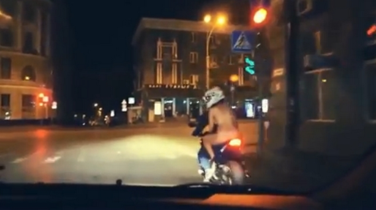 Η γυμνή Easy Rider! Καβάλησε τη μηχανή και προκάλεσε εγκεφαλικά (ΒΙΝΤΕΟ)