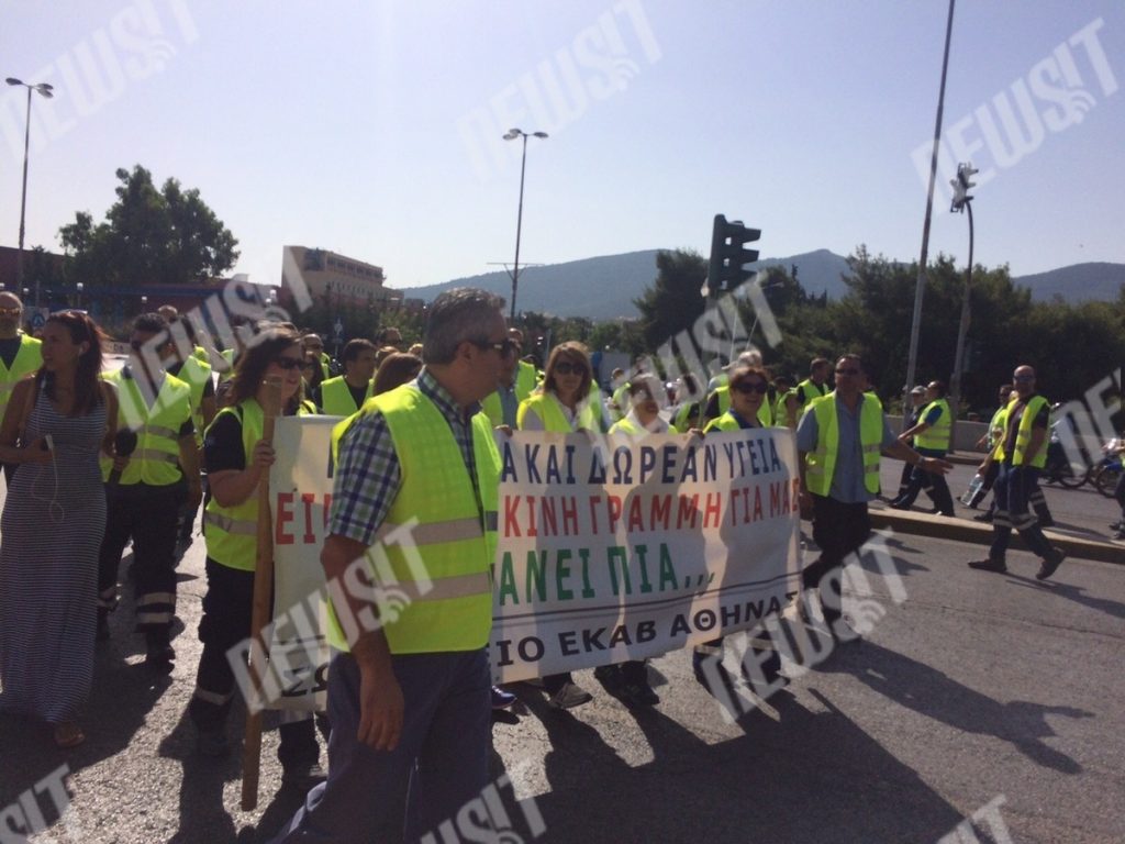 Μίνι έμφραγμα στη Μεσογείων από πορεία εργαζομένων στο ΕΚΑΒ – Ανοιχτός τώρα ο δρόμος