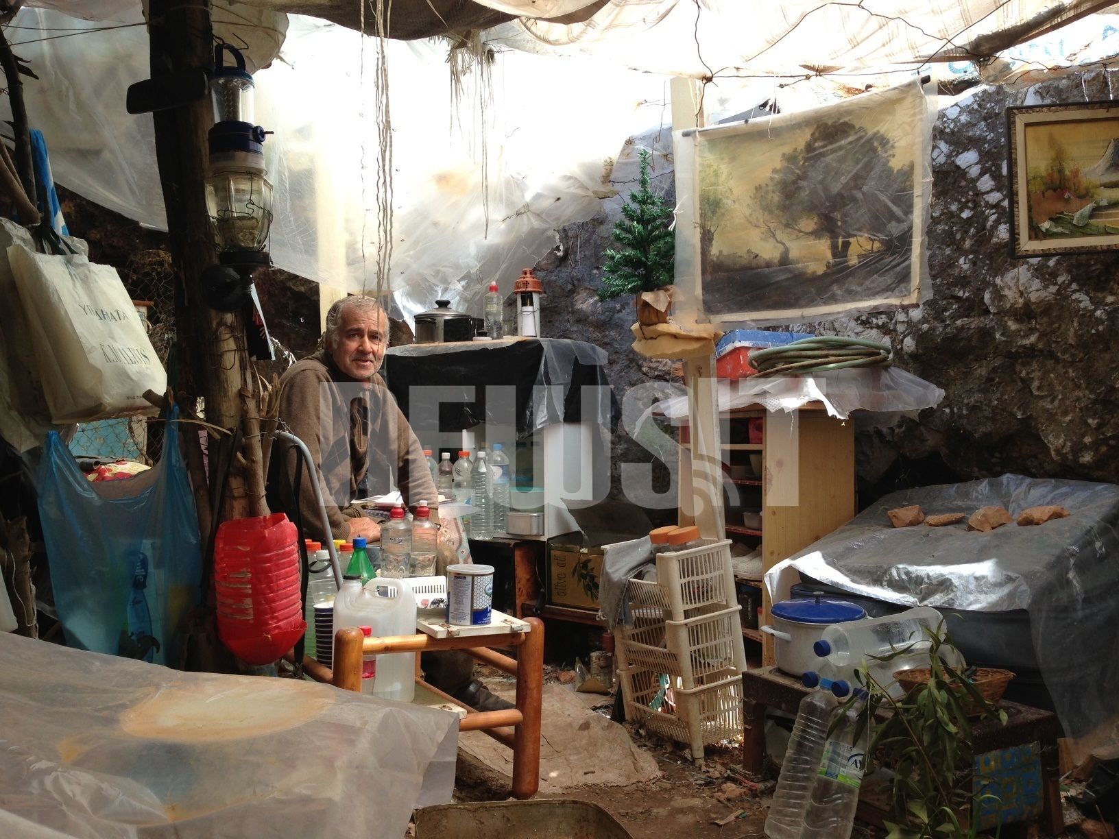 Ζούνε στις σπηλιές του Φιλοπάππου για να μην πληρώνουν ενοίκιο – ΦΩΤΟ κ VIDEO