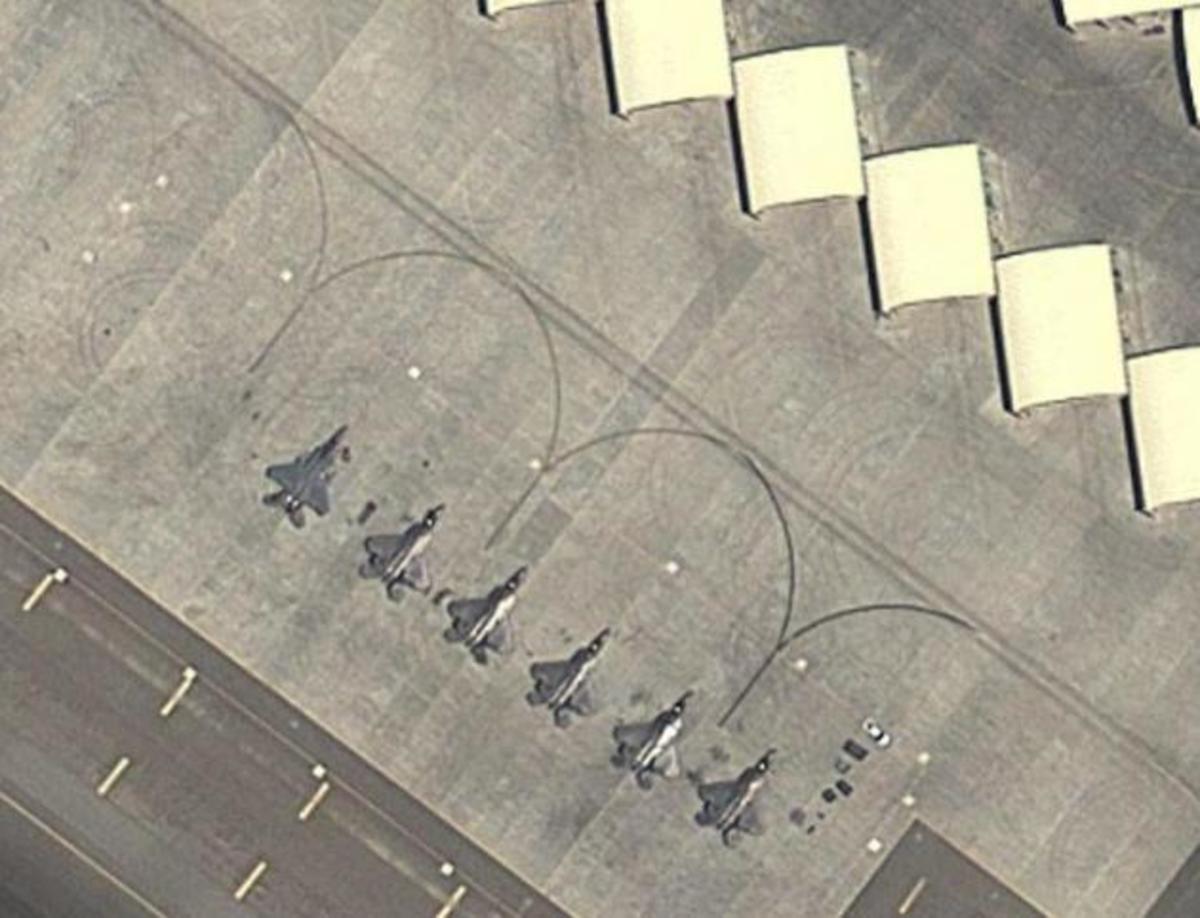 Έξι λεπτά από το Ιράν βρίσκονται τα αμερικανικά F 22 – Φωτογραφία από δορυφόρο