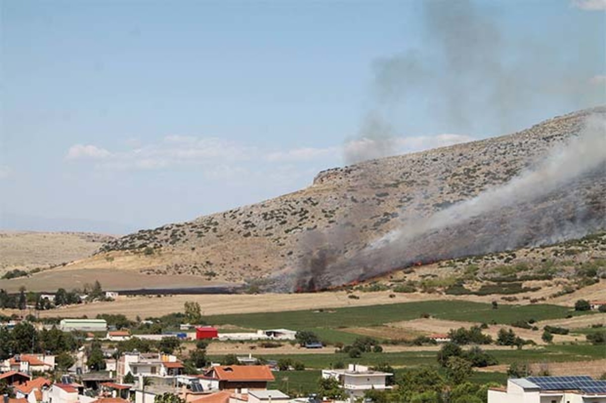 Πυρκαγιά κοντά σε στρατόπεδο με πυρομαχικά – Έξι εστίες στα Φάρσαλα!