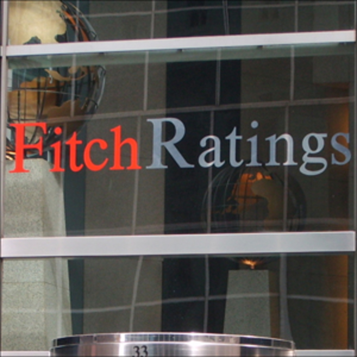 Fitch: σταθεροποιούνται οι ελληνικές τράπεζες