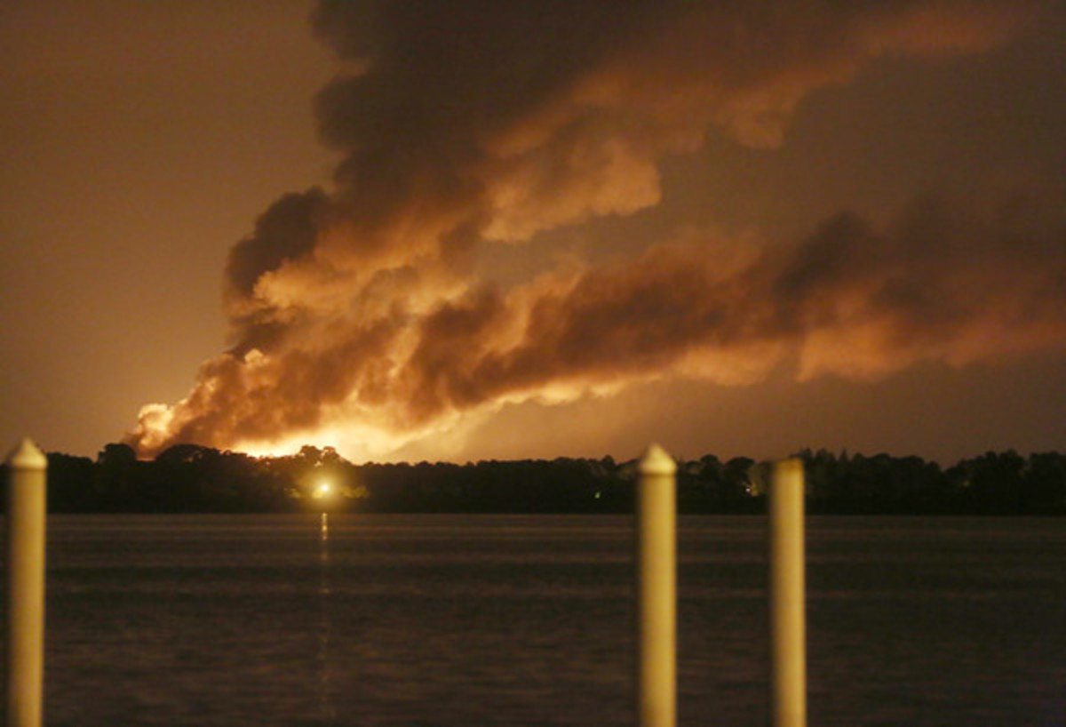 Η πυρκαγιά στο εργοστάσιο προπανίου ήταν ορατές από χιλιόμετρα μακριά! - ΦΩΤΟΓΡΑΦΙΑ Tom Benitez