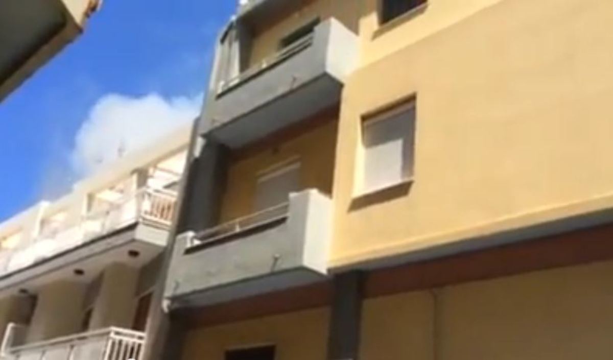 Φωτιά σε κτίριο στο κέντρο του Ηρακλείου (video)