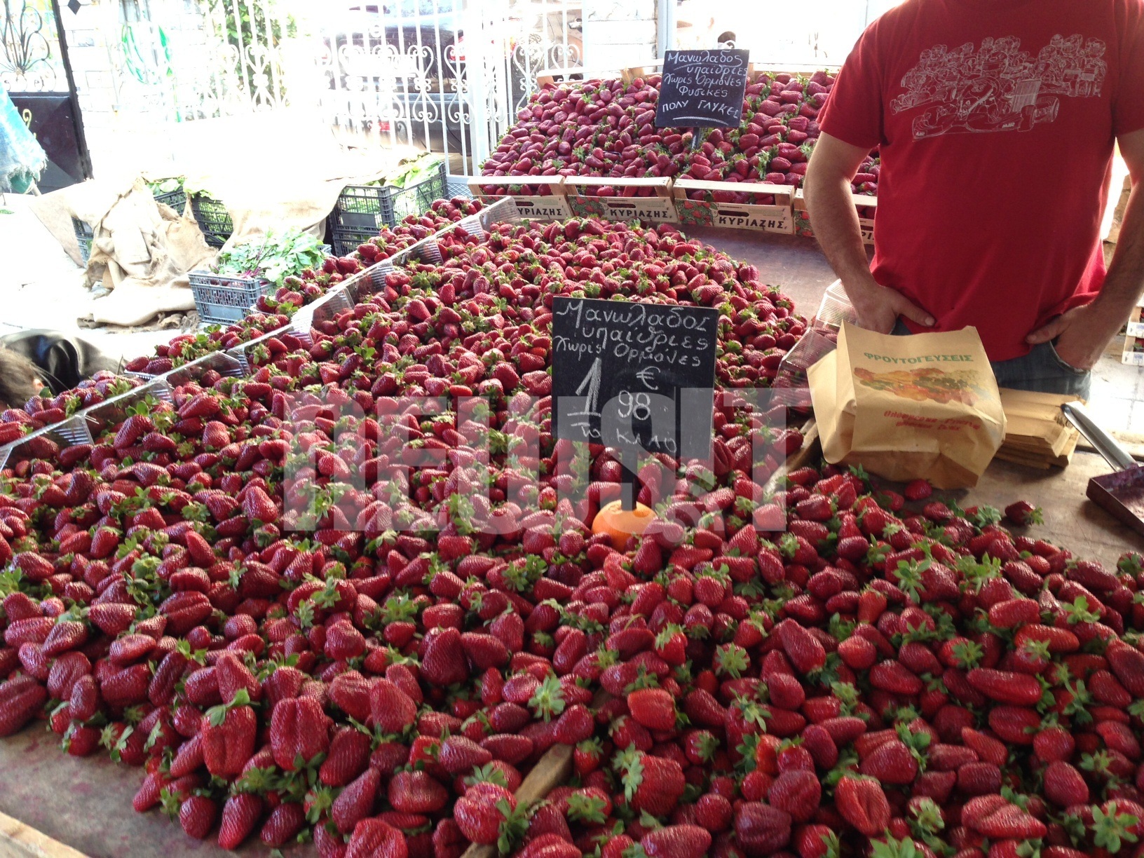 Ο κόσμος δεν αγοράζει ματωμένες φράουλες Μανωλάδας στις λαϊκές αγορές