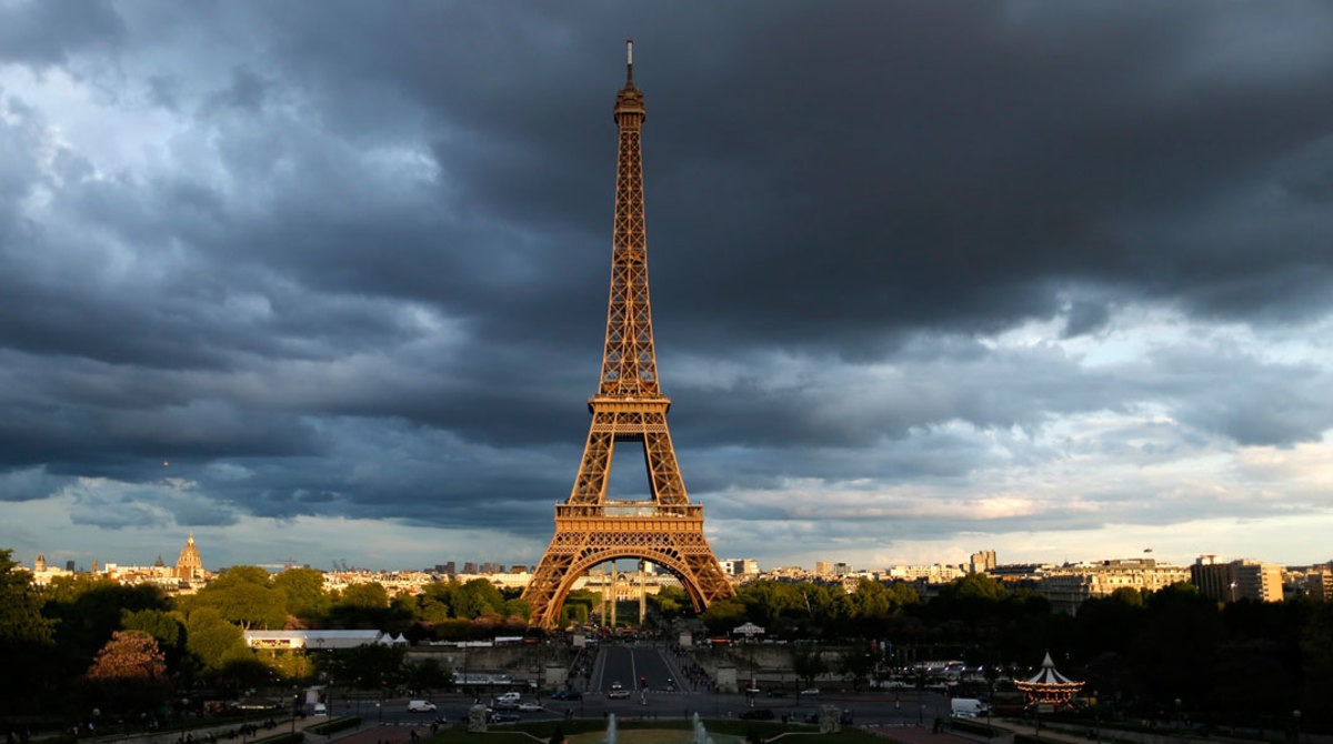 Η Γαλλία επιστρέφει σε ύφεση και τρομάζει την Ευρώπη