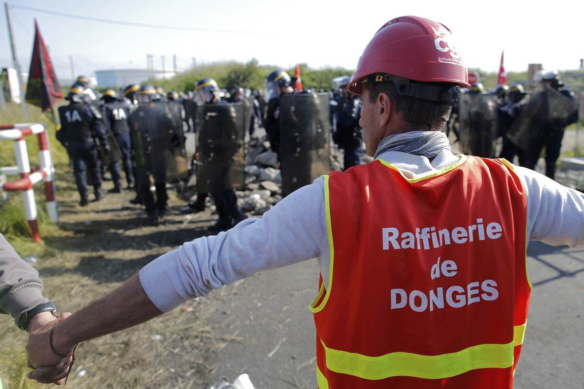 Γαλλία: Άρση του αποκλεισμού  στις πετρελαϊκές εγκαταστάσεις – Έξι  διυλιστήρια παραμένουν εκτός λειτουργίας