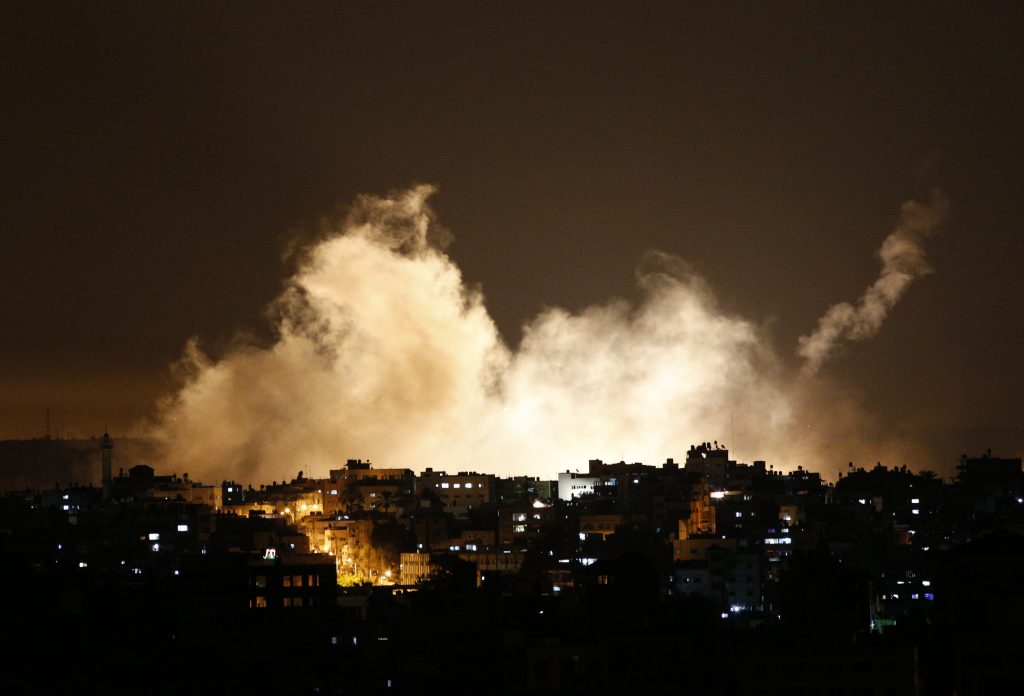 Δίχως τέλος! Όλη τη νύχτα το Ισραήλ σφυροκοπούσε τη Γάζα