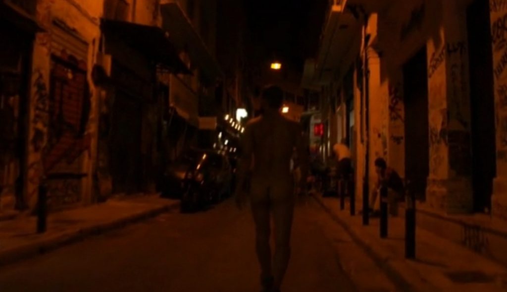 Τα πέταξε ΟΛΑ και περπάτησε γυμνός στο κέντρο της Αθήνας – VIDEO