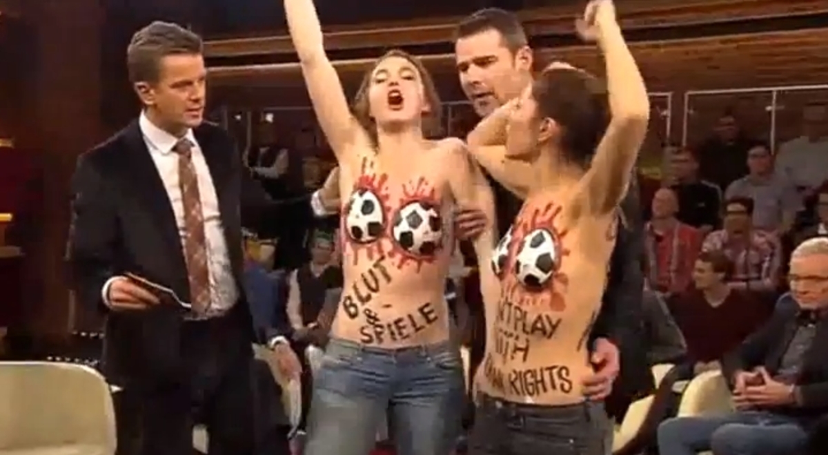 Γυμνόστηθη διαμαρτυρία κατά της “μαφίας της FIFA” (VIDEO)