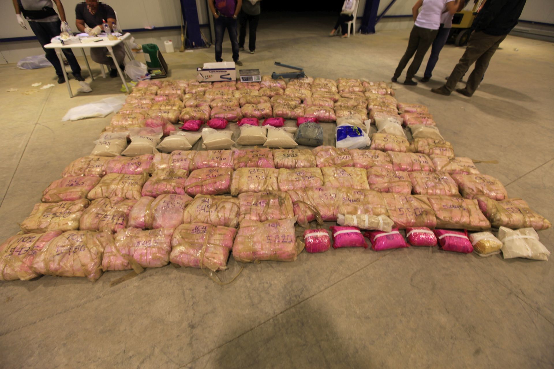 Άλλος ένας τόνος ηρωίνης βρέθηκε σε αποθήκη στο Κορωπί  – Μπλόκαραν το πλοίο που μετέφερε τα ναρκωτικά στην Ελευσίνα – Συνελήφθησαν 14 άτομα