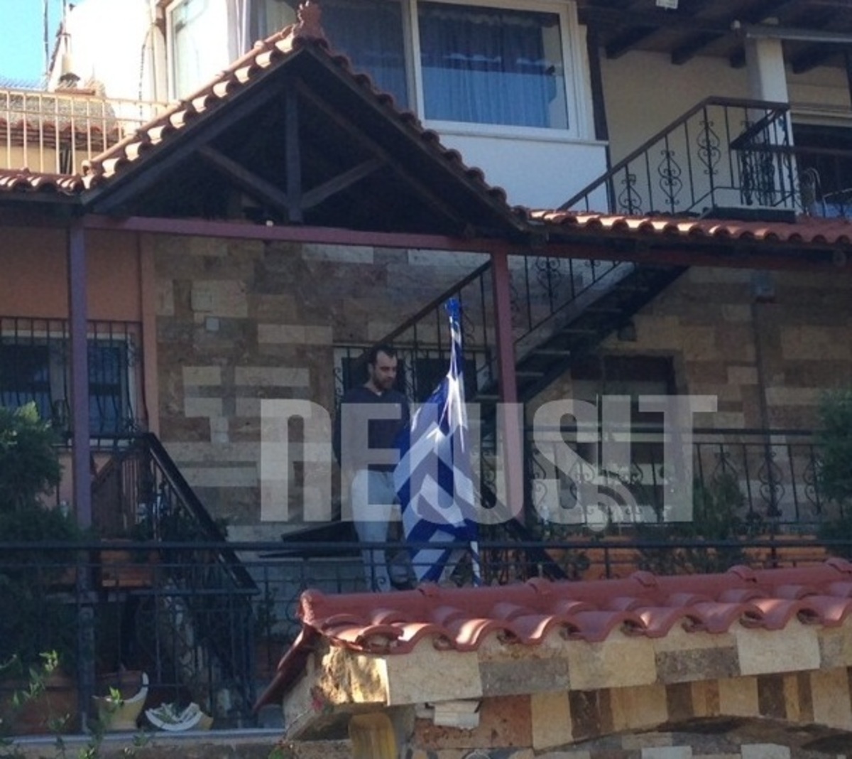Ο βουλευτής Ηλιόπουλος την ώρα της έρευνας στο σπίτι του από την Αντιτρομοκρατική ΦΩΤΟ NEWSIT