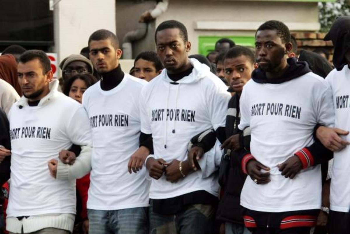 Γαλλία: Νομιμοποιούν υπό όρους τους λαθρομετανάστες