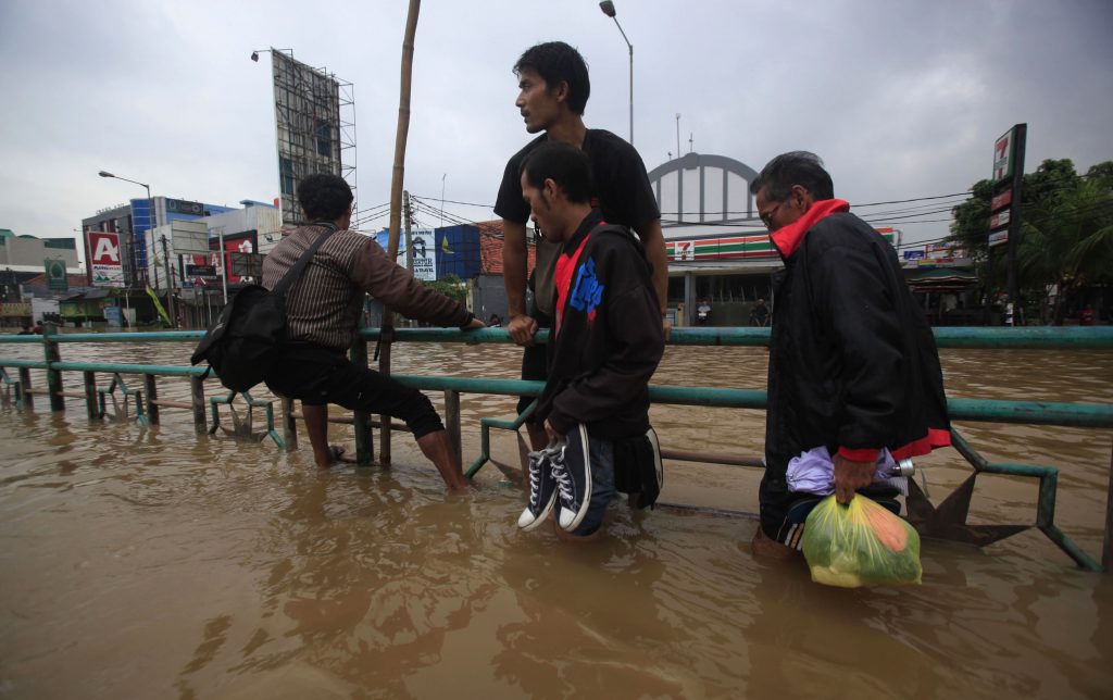 13 νεκροί από πλημμύρες και κατολισθήσεις στην Ινδονησία
