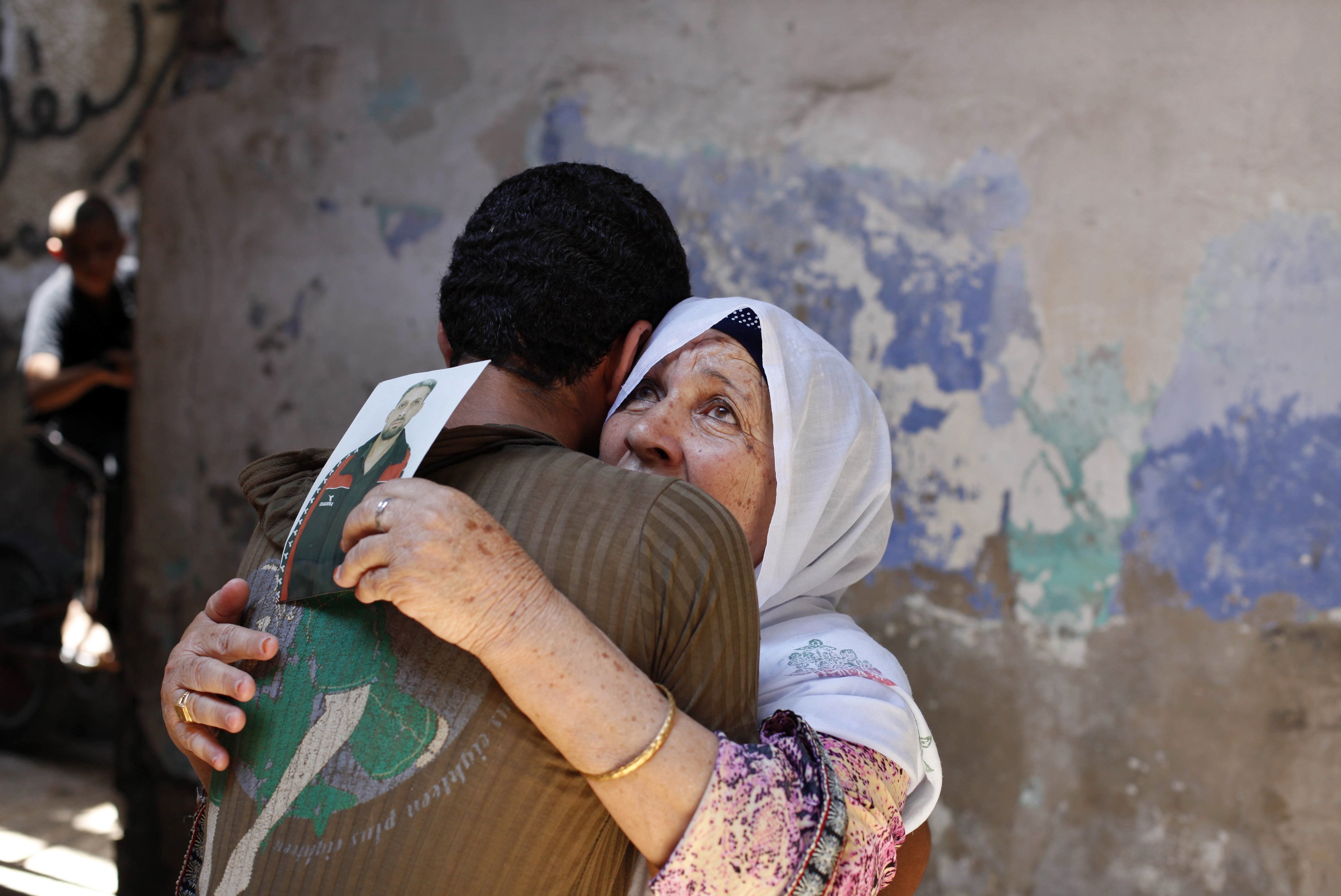 Η μάνα αγκαλιάζει τον εγγονό της όταν ακούει ότι ο γιος της θα απελευθερωθεί - ΦΩΤΟ REUTERS