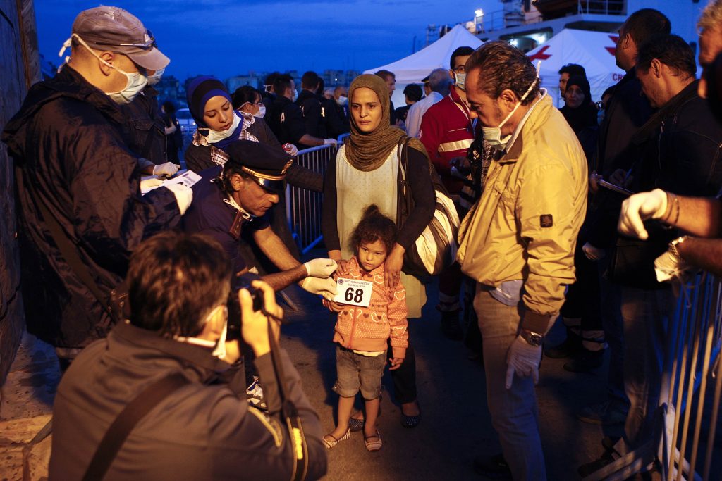 Εκατοντάδες μετανάστες έφθασαν σήμερα στη Σικελία