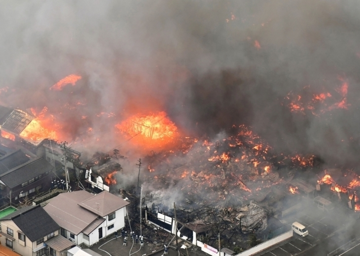 Στις φλόγες 140 κτίρια στην Ιαπωνία – Τουλάχιστον 5 τραυματίες