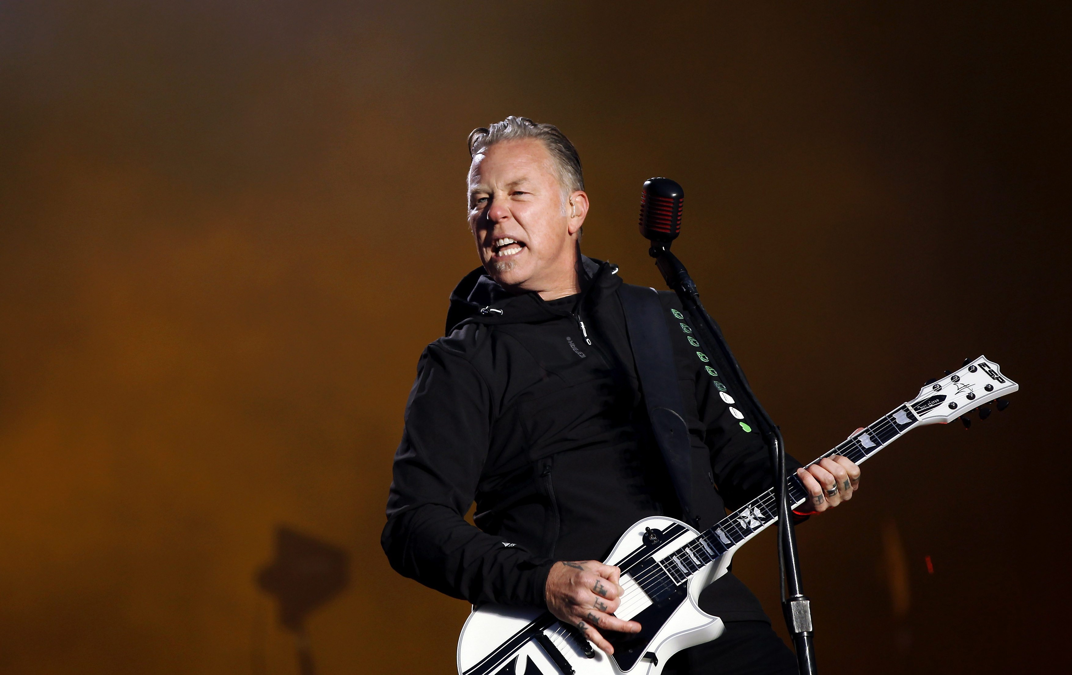 Αντιδράσεις για τον τραγουδιστή των Metallica και το χόμπι του να κυνηγά αρκούδες