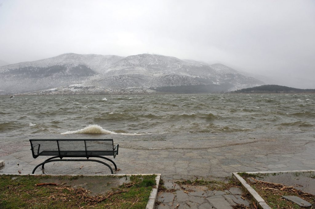 Κρύο, χιόνια στην Πάρνηθα και ισχυροί βοριάδες