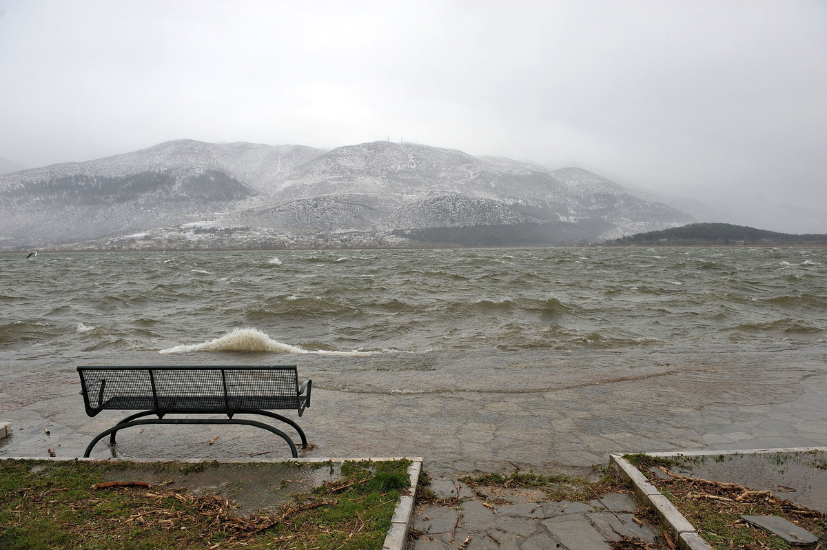 Κρύο, χιόνια στην Πάρνηθα και ισχυροί βοριάδες