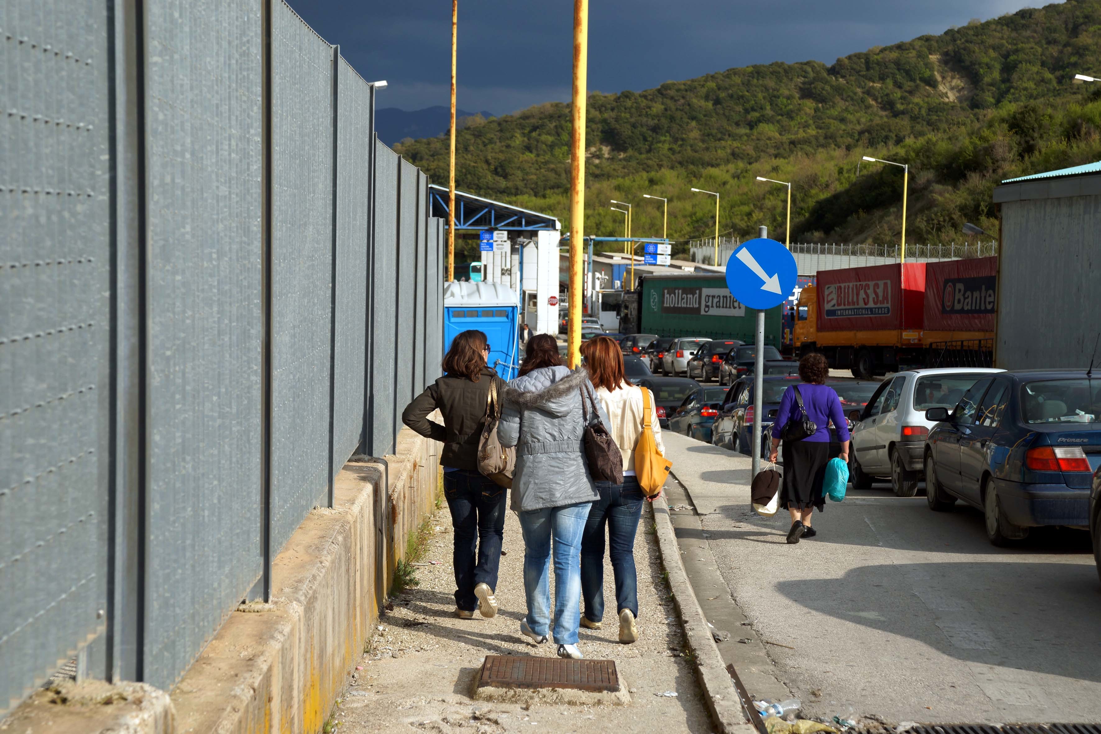 Νέα ταλαιπωρία για 200.000 Αλβανούς στα σύνορα – Αλλάζουν πάλι τα διαβατήρια