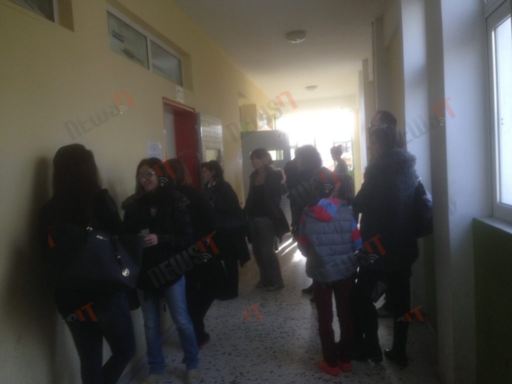 Εκλογές 2015: Ουρές και μικροκαθυστερήσεις στα εκλογικά κέντρα Ηρακλείου και Πεύκης (ΦΩΤΟ)