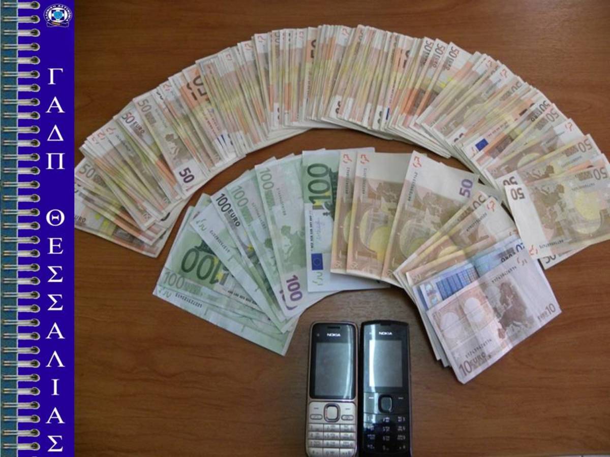 Τα λεφτά που βρήκαν οι αστυνομικοί στα χέρια των απατεώνων - ΦΩΤΟ ΕΛ.ΑΣ.