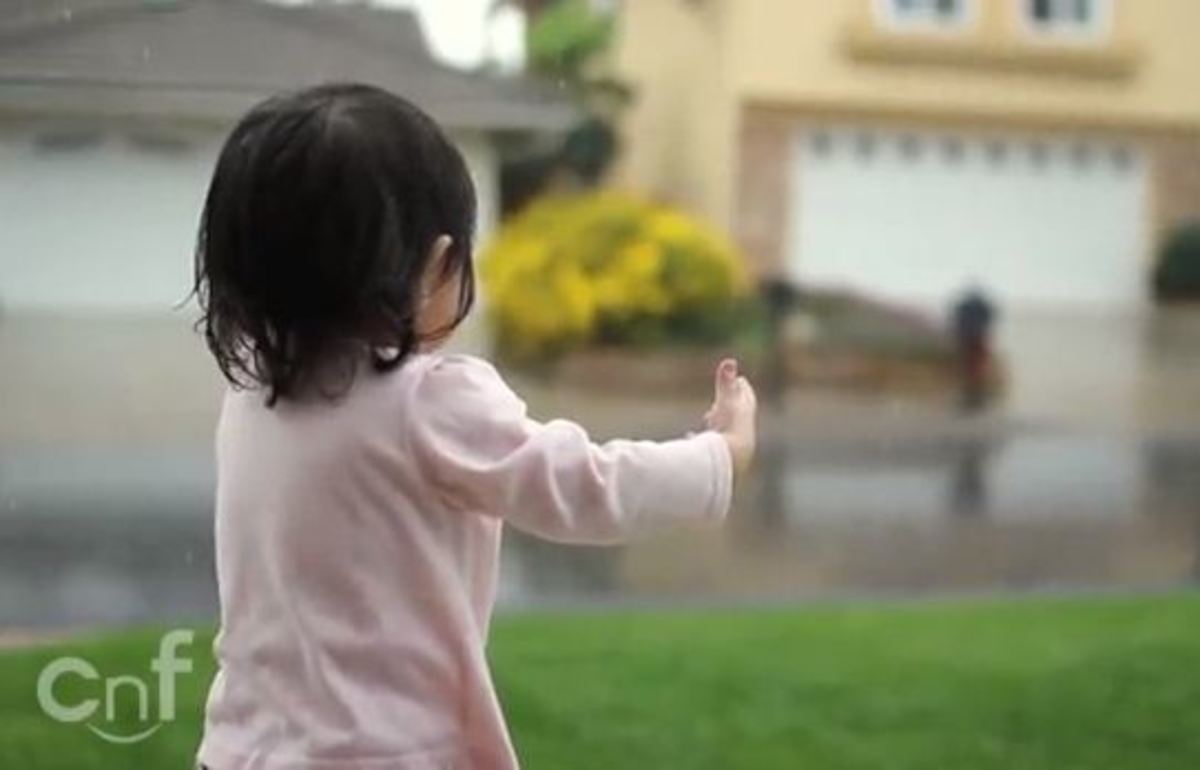 Δείτε την αντίδραση παιδιού που ανακαλύπτει τη βροχή – Εκπληκτικό βίντεο
