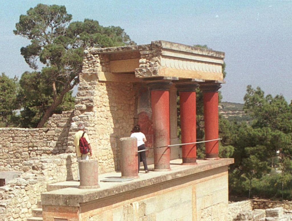 Οχι στις απολύσεις θα γράφουν τα φυλλάδια που θα μοιράσουν οι εργαζόμενοι στους επισκέπτες. ΦΩΤΟ ΑΡΧΕΙΟΥ EUROKINISSI