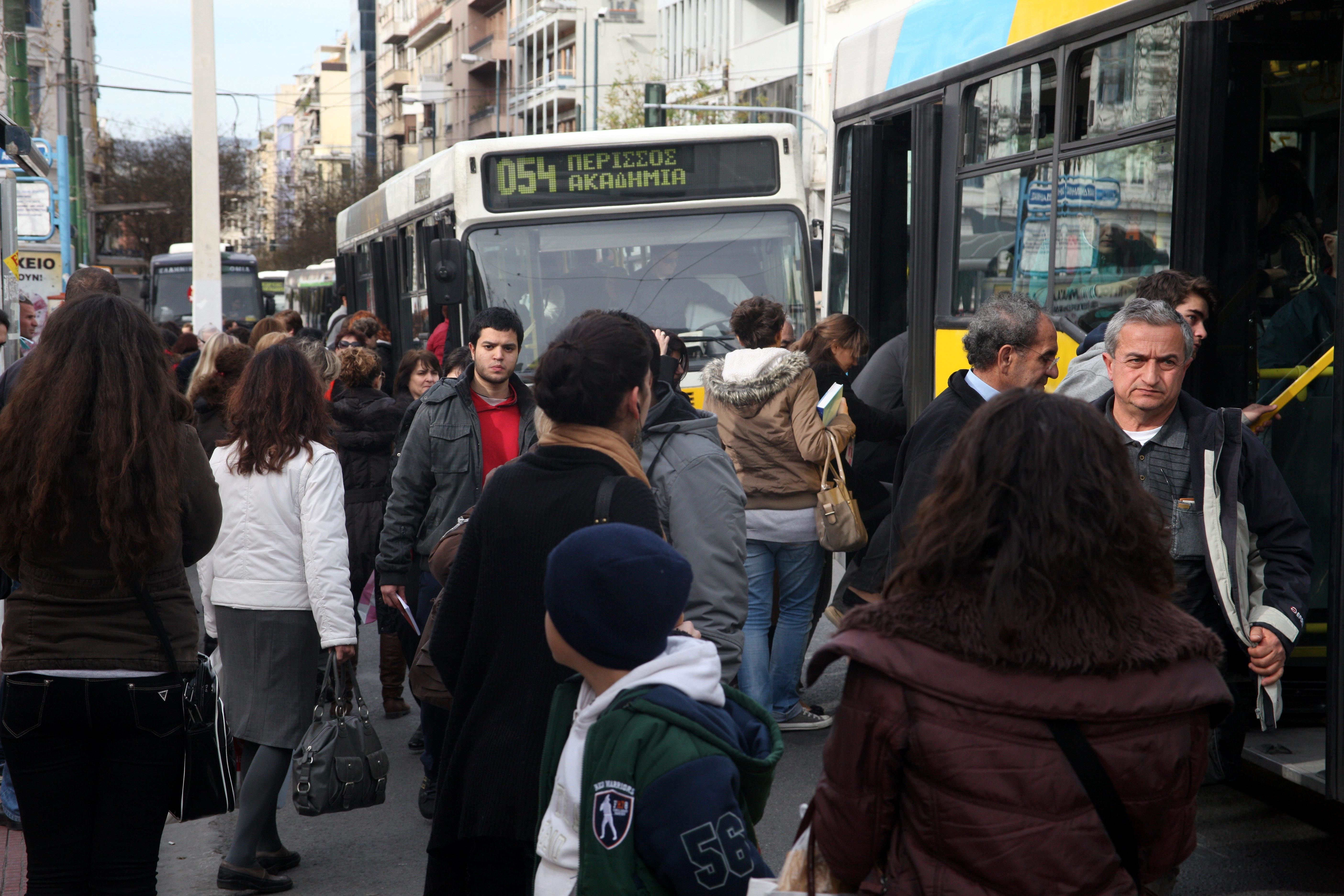 Φτηνό εισιτήριο στις δημόσιες μεταφορές θέλουν οι εργαζόμενοι στα ΜΜΜ