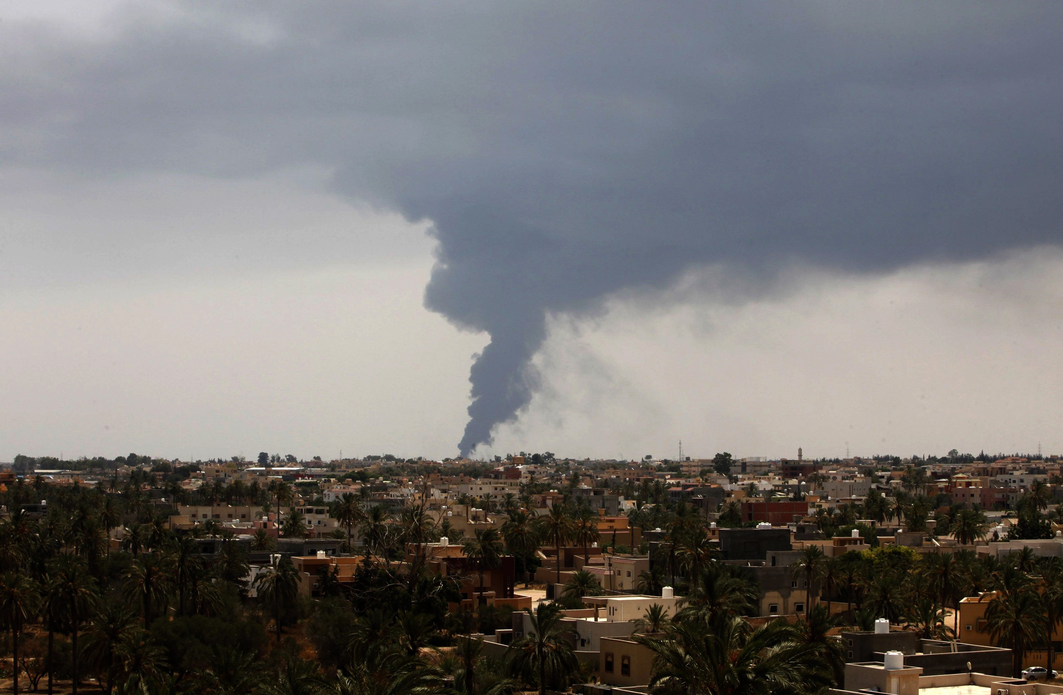 Λιβύη: Η μία μετά την άλλη κλείνουν οι πρεσβείες στην Τρίπολη
