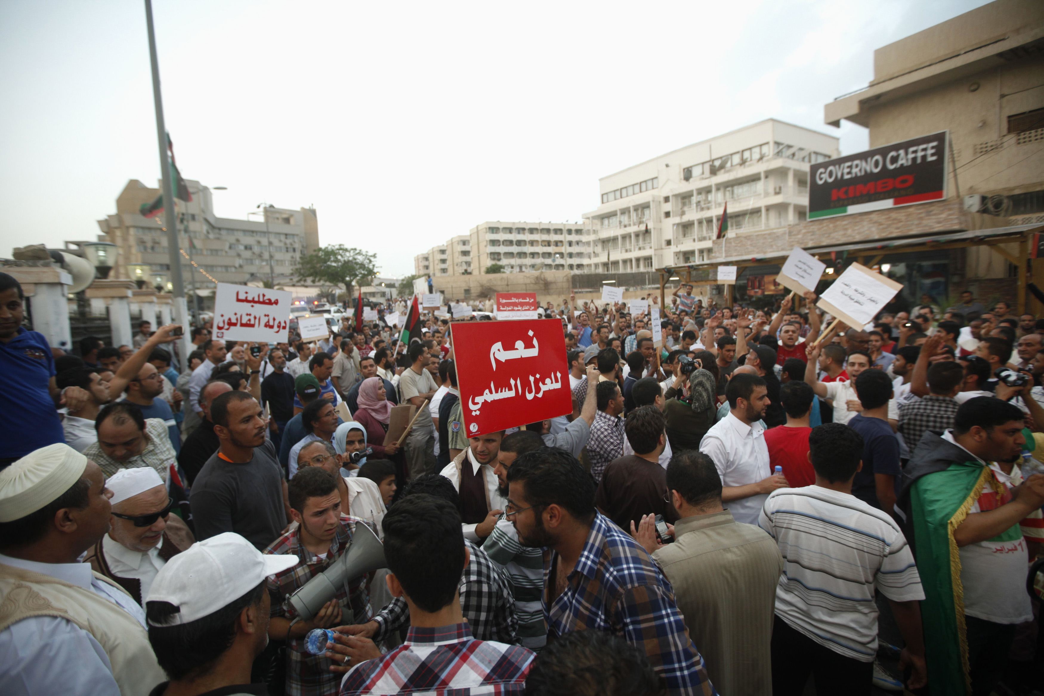 Λιβύη: Βέρβεροι εισέβαλαν στο κοινοβούλιο προκαλώντας ζημιές στο κτίριο