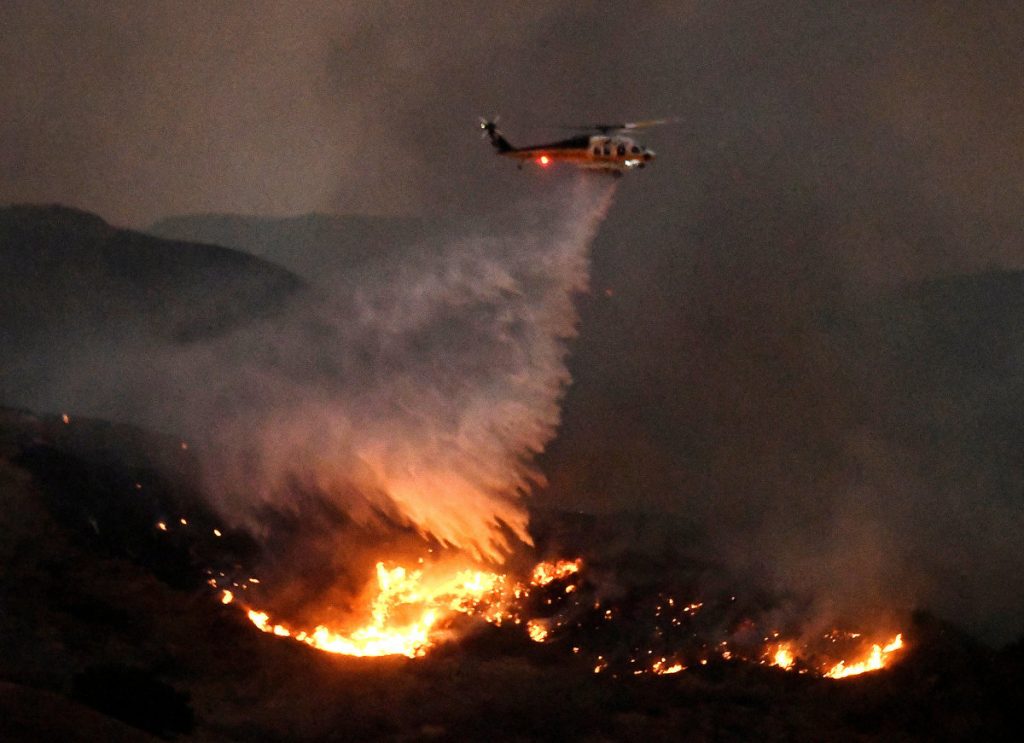 Οι φλόγες απειλούν χιλιάδες σπίτια κοντά στο Λος Άντζελες