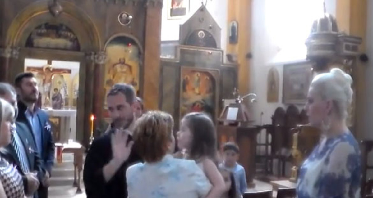 Ένα βίντεο που θα συζητηθεί – Ιερέας διακόπτει βάφτιση γιατί το παιδί δεν θέλει να βαφτισθεί